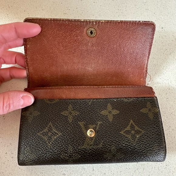 Louis Vuitton Classic Monogram Wallet STEAL OF A DEAL! - Picture 5 of 5